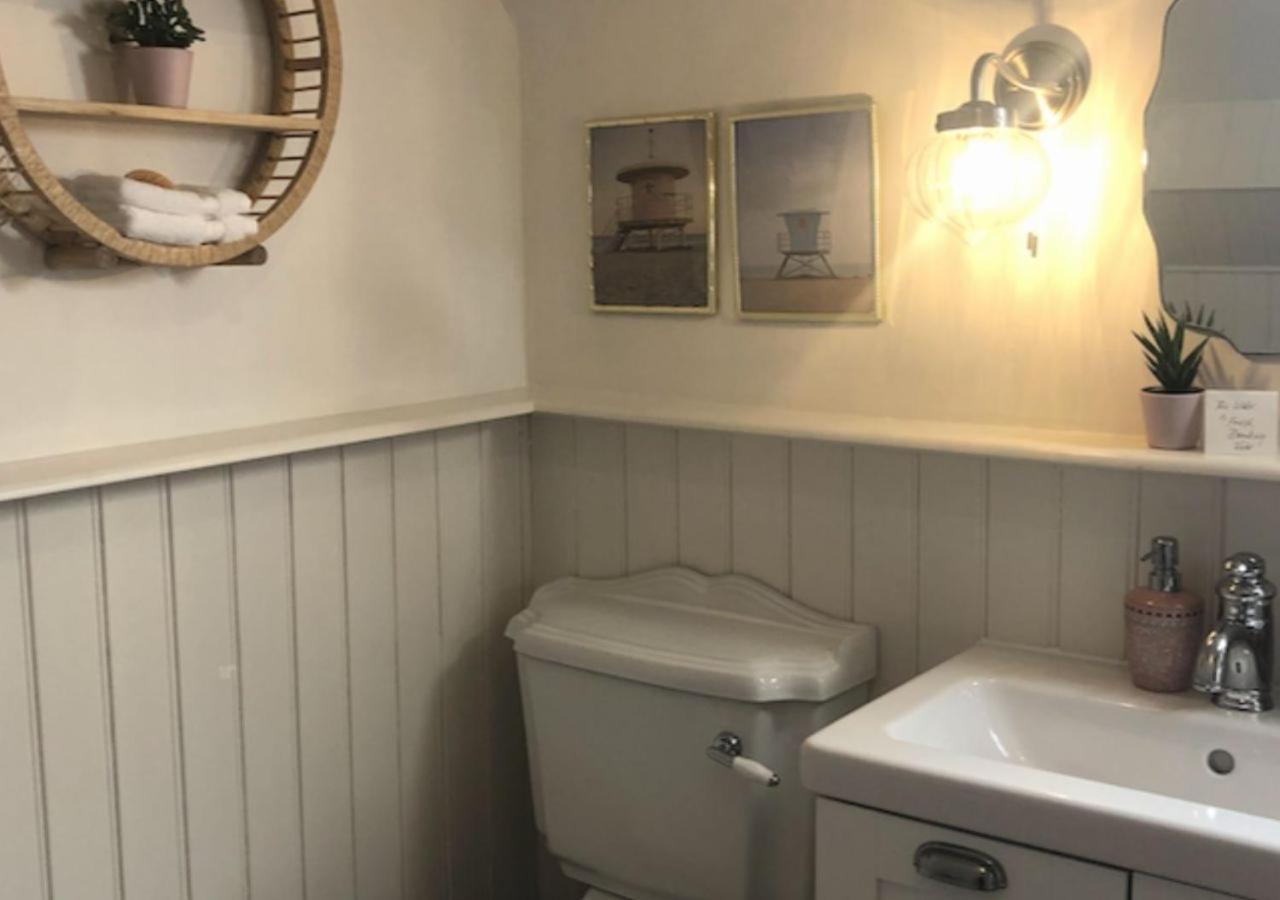 The Pink Cottage Upstairs Suite & Garden Summer Room Whitehead Buitenkant foto