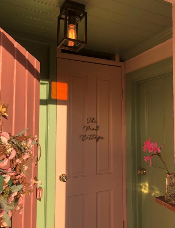 The Pink Cottage Upstairs Suite & Garden Summer Room Whitehead Buitenkant foto
