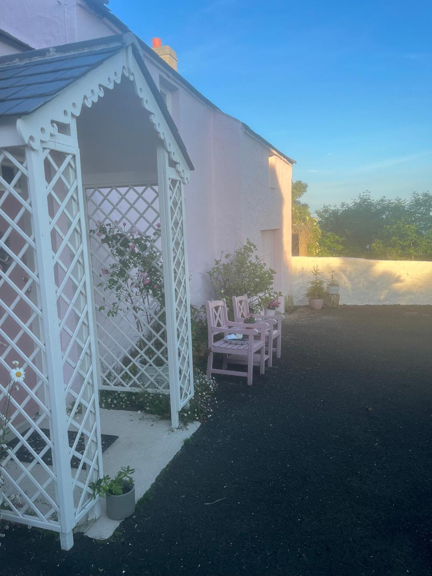 The Pink Cottage Upstairs Suite & Garden Summer Room Whitehead Buitenkant foto
