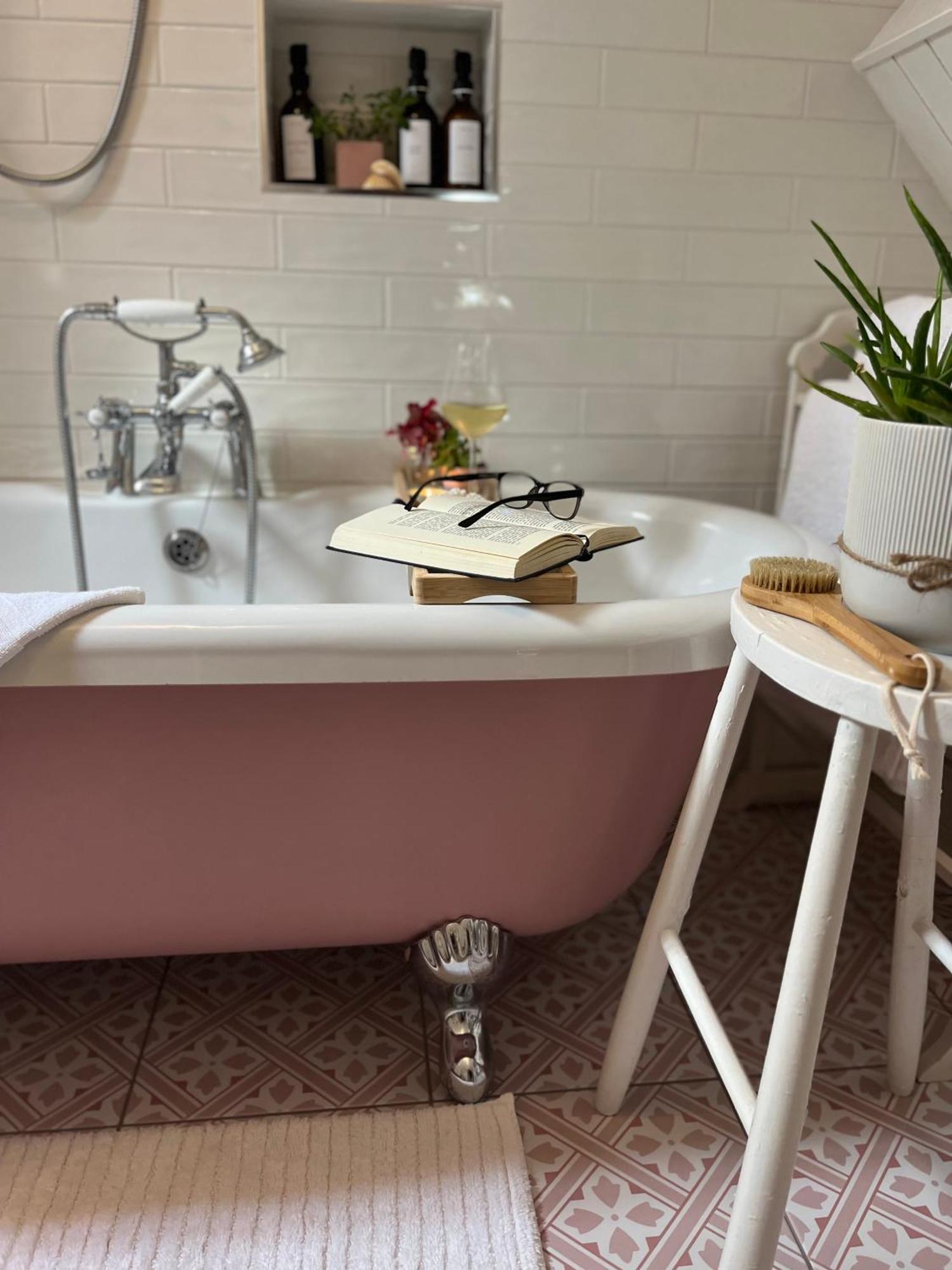 The Pink Cottage Upstairs Suite & Garden Summer Room Whitehead Buitenkant foto