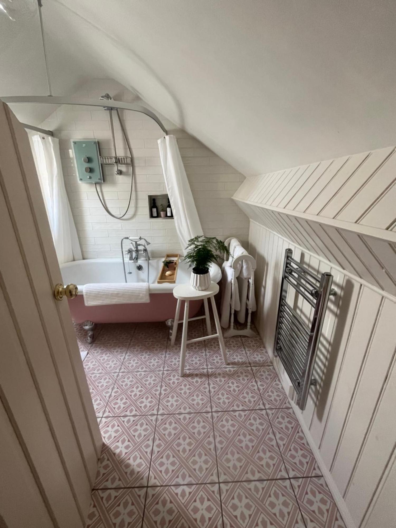 The Pink Cottage Upstairs Suite & Garden Summer Room Whitehead Buitenkant foto
